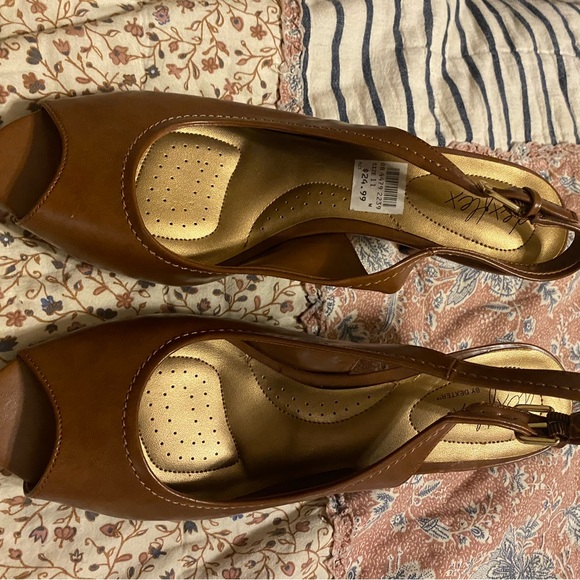 Dexflex open toe brown heels. By Dexter - Picture 4 of 4